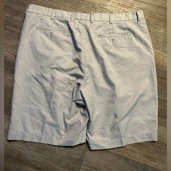 Men’s Greg Norman Khaki Shorts - Picture 4 of 5